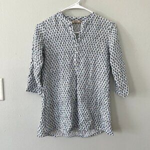 Siyahi blue and white floral 3/4 sleeved v-neck button down shirt casual size XS